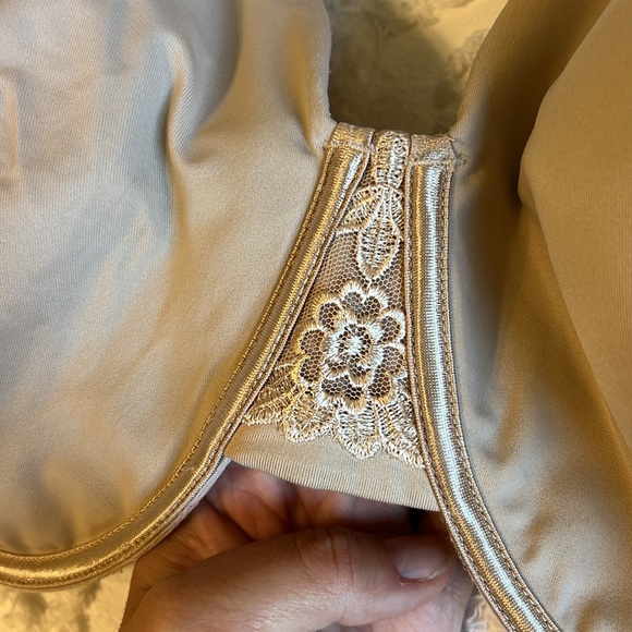 Vanity Fair Bra 42DDD - Picture 2 of 7